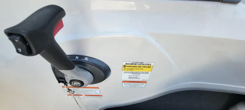Slide: The Image of Throttle control and capacity label on 2016 Tahoe 450 TF boat. - 28