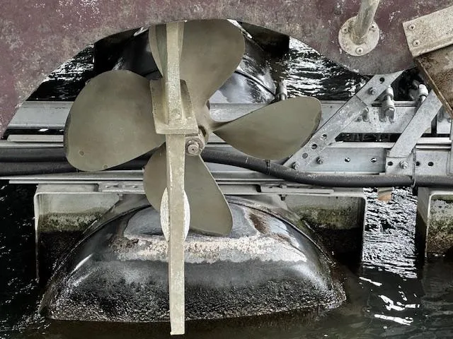 Slide: The Image of Propeller of 2004 Regal Commodore 4260 boat, partially submerged in water. - 10