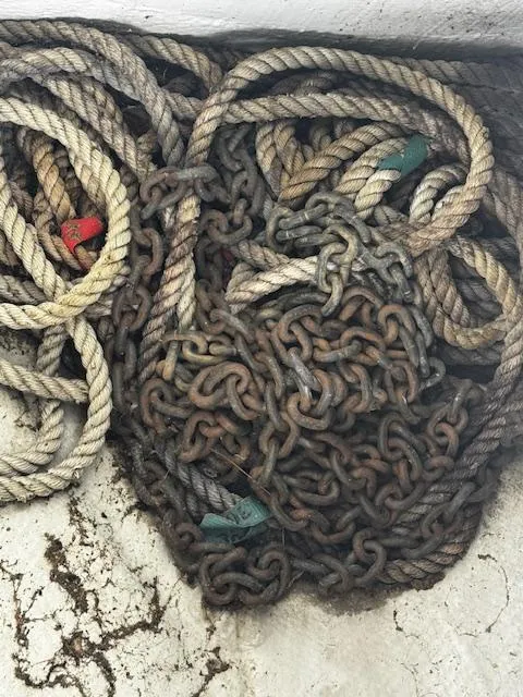 Slide: The Image of Tangled ropes and chains on a 2004 Regal Commodore 4260 boat. - 12