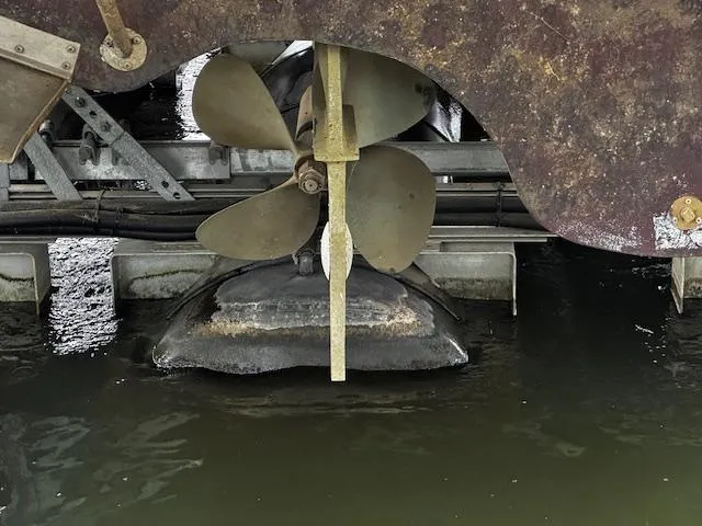 Slide: The Image of Propeller of 2004 Regal Commodore 4260 boat partially submerged in water. - 9