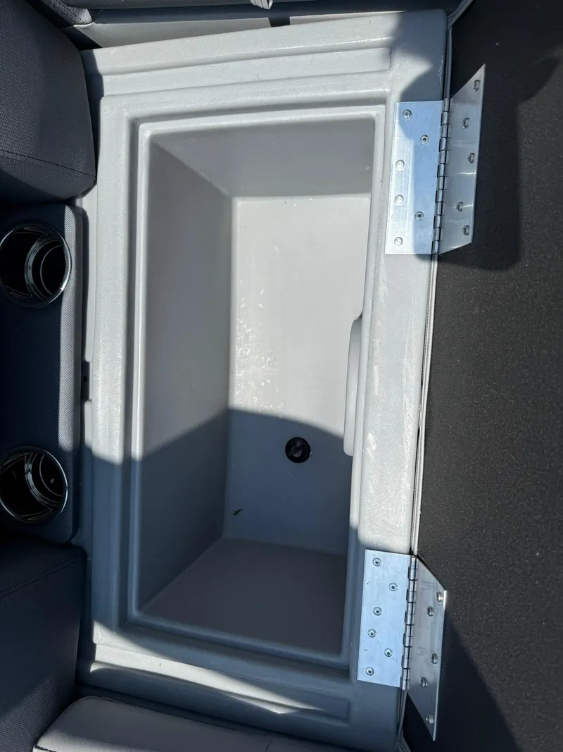 Slide: The Image of Bentley Pontoons Legacy 223 Navigator 2026 - 11