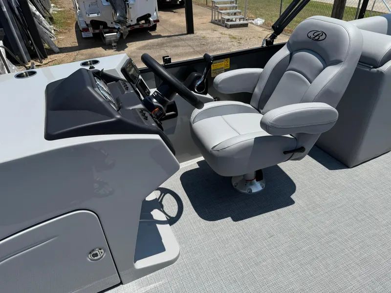 Slide: The Image of Bentley Pontoons Legacy 223 Navigator 2026 - 5