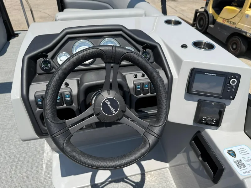 Slide: The Image of Bentley Pontoons Legacy 223 Navigator 2026 - 6