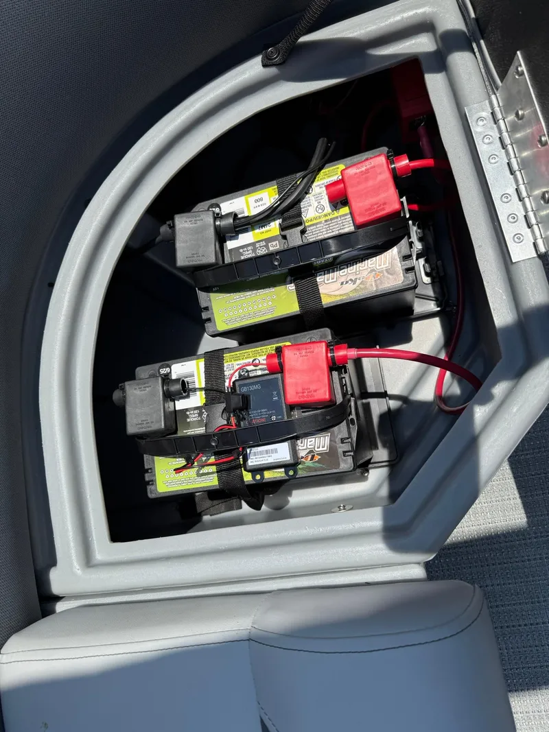 Slide: The Image of Bentley Pontoons Legacy 223 Navigator 2026 - 8