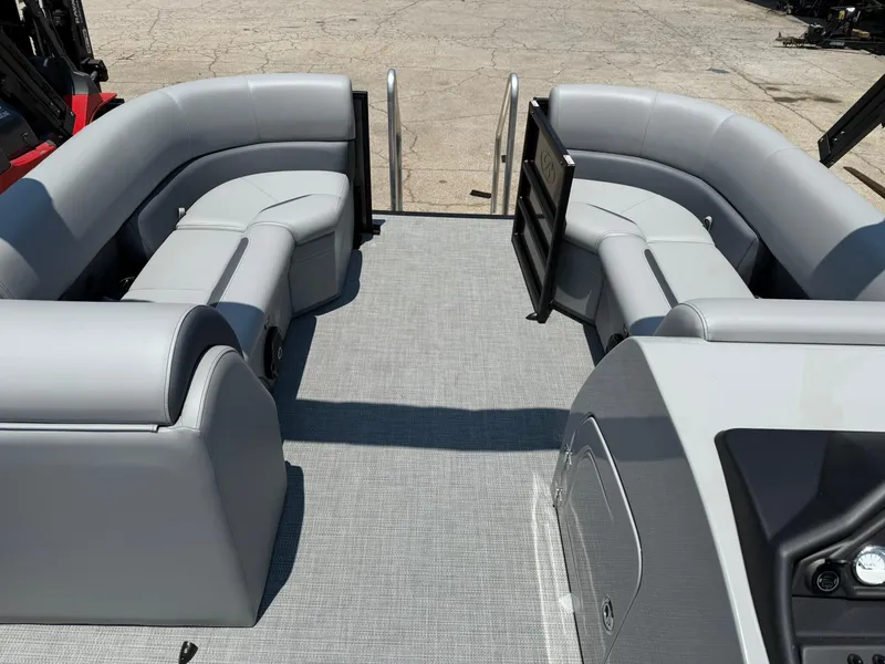 Slide: The Image of Bentley Pontoons Legacy 223 Navigator 2026 - 9