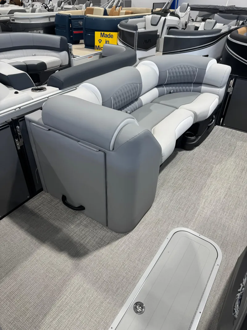 Slide: The Image of Avalon 2385 25 Catalina VRB 2025 - 8