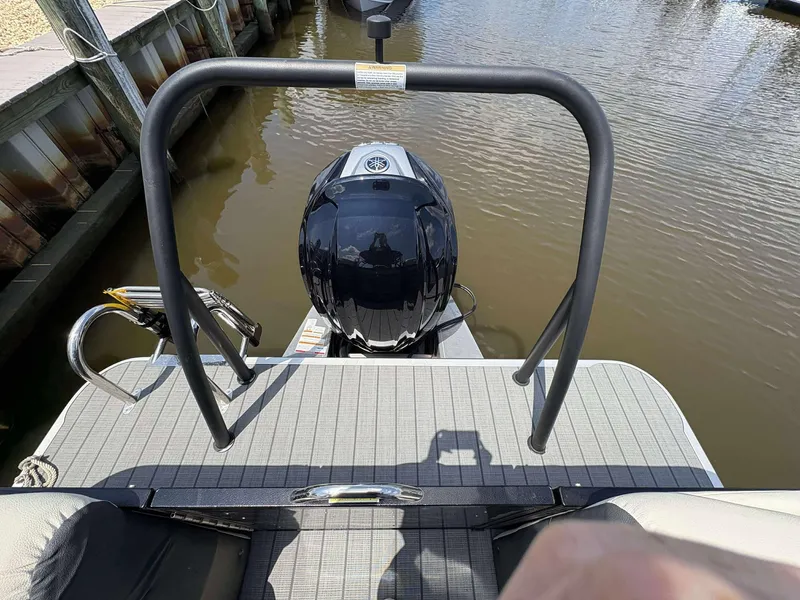 Slide: The Image of 2023 Veranda V25RCT pontoon boat with outboard motor at dock. - 16