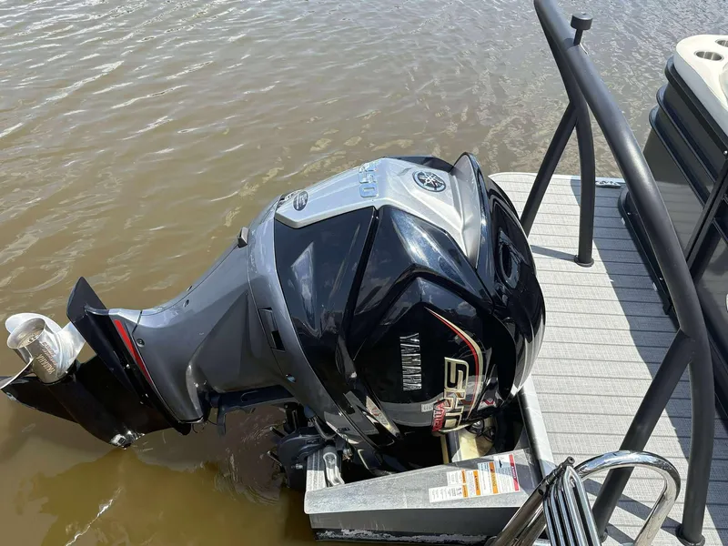 Slide: The Image of 2023 Veranda V25RCT boat with Yamaha outboard motor on water. - 20