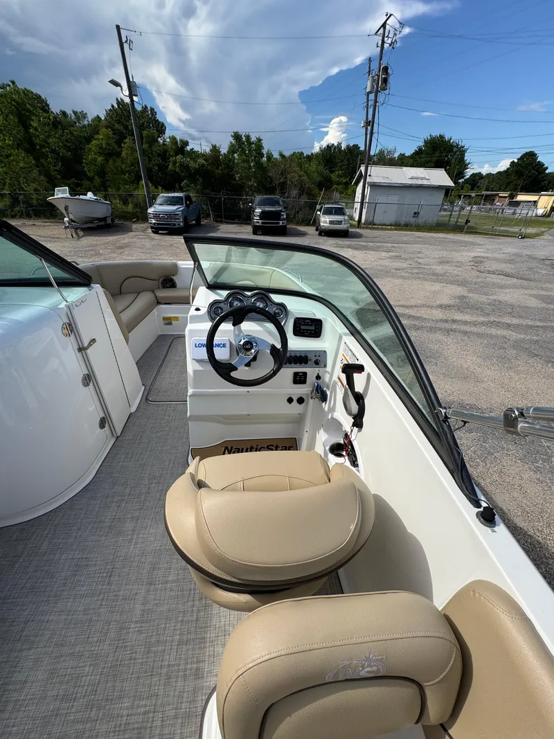 Slide: The Image of NauticStar 223DC 2020 - 13