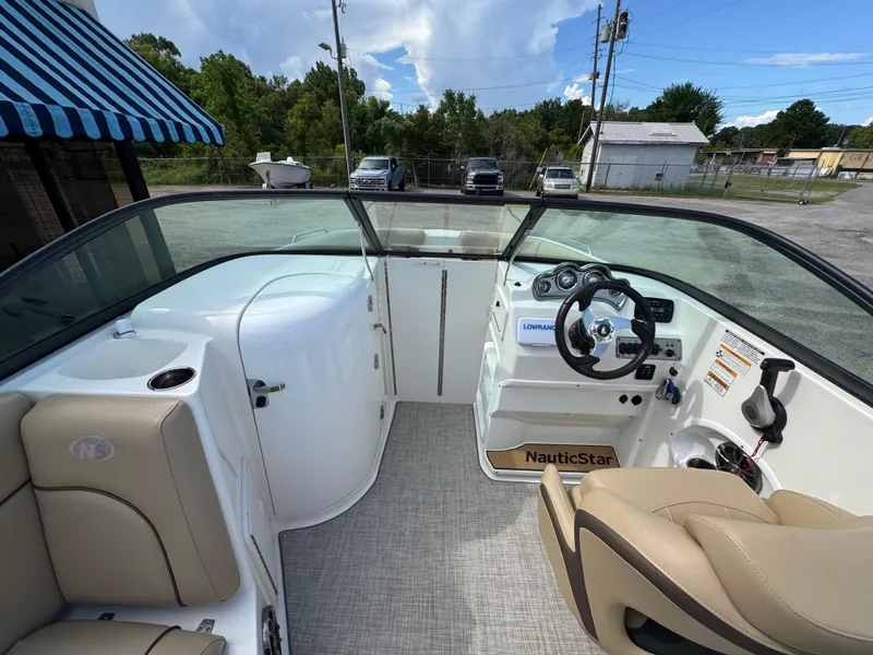 Slide: The Image of NauticStar 223DC 2020 - 26