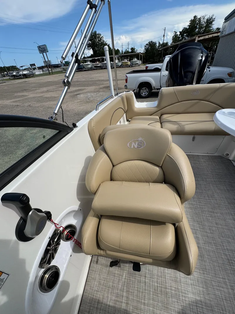 Slide: The Image of NauticStar 223DC 2020 - 7