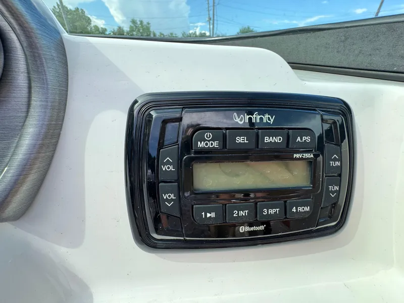 Slide: The Image of NauticStar 223DC 2020 - 8