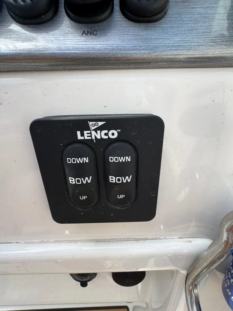 Slide: The Image of NauticStar 223DC 2020 - 9