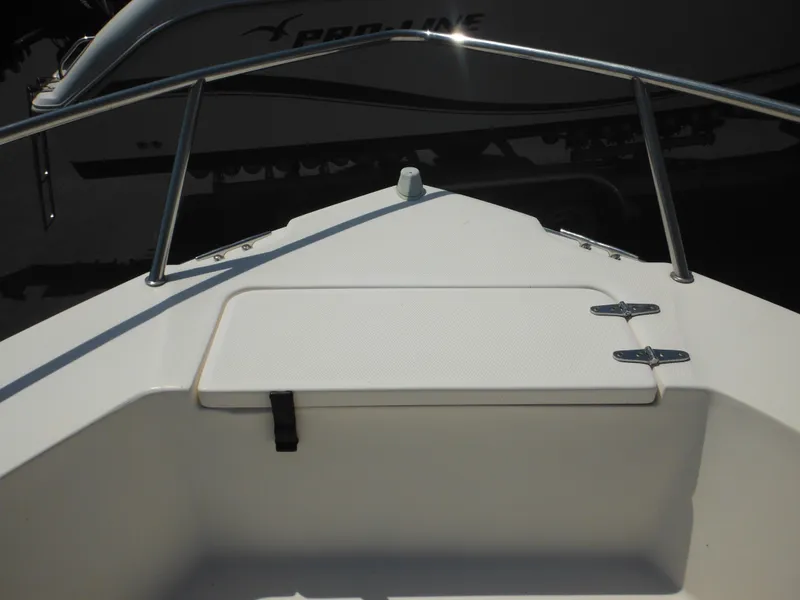Slide: The Image of Bow of 2004 Sea Hunt 202 TRITON boat with storage compartment and railing. - 13