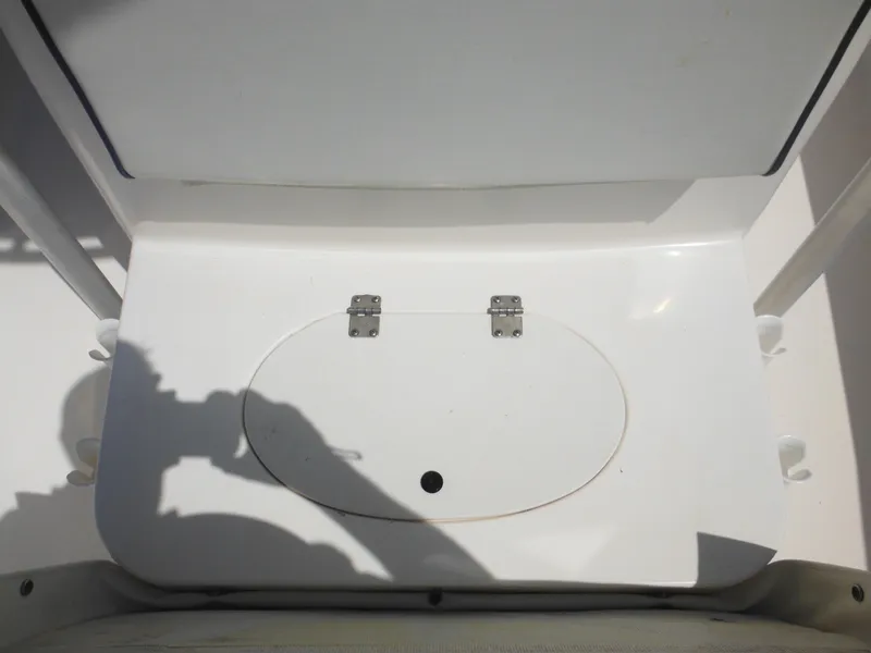Slide: The Image of 2004 Sea Hunt 202 TRITON boat hatch with oval cover and hinges. - 19
