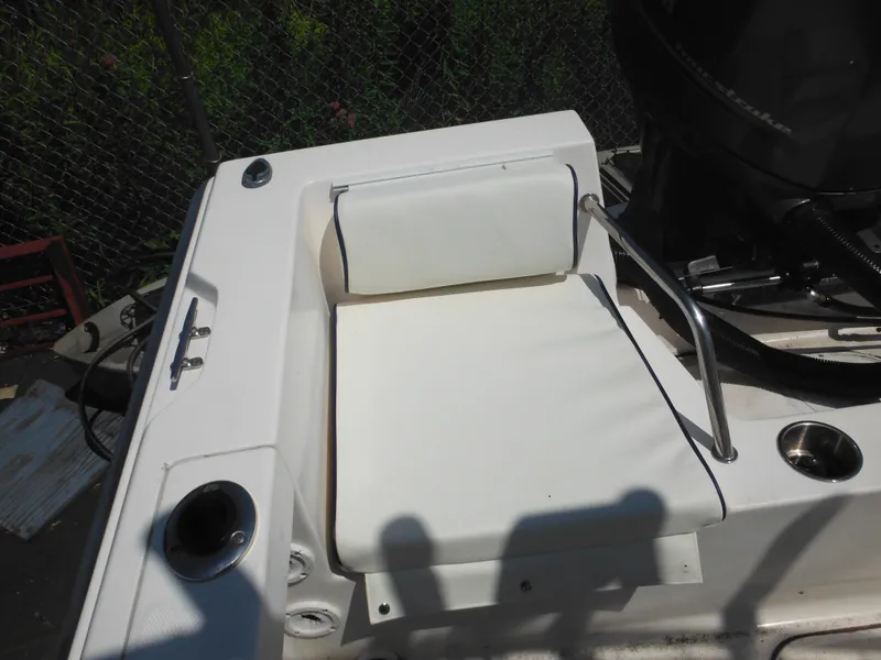 Slide: The Image of 2004 Sea Hunt 202 TRITON boat seat with cup holders and railing. - 29