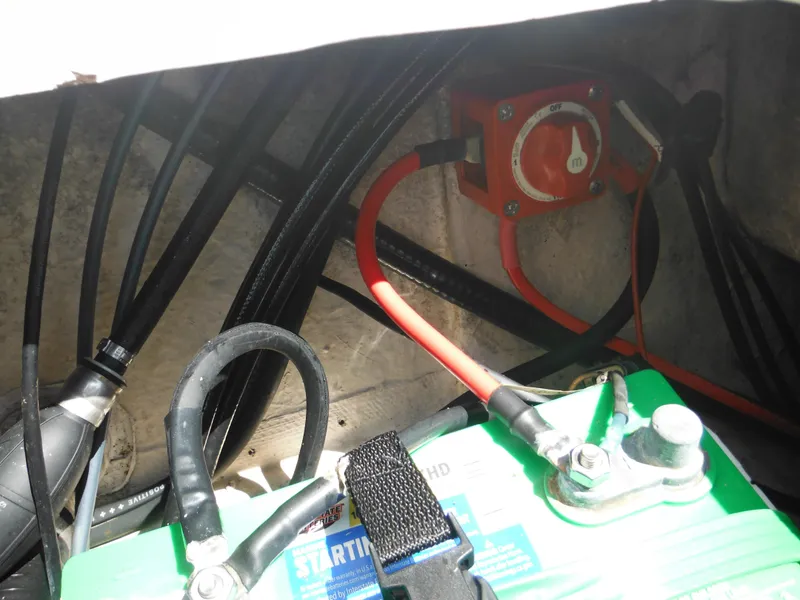 Slide: The Image of Battery compartment of 2004 Sea Hunt 202 TRITON boat with wiring and switch. - 31