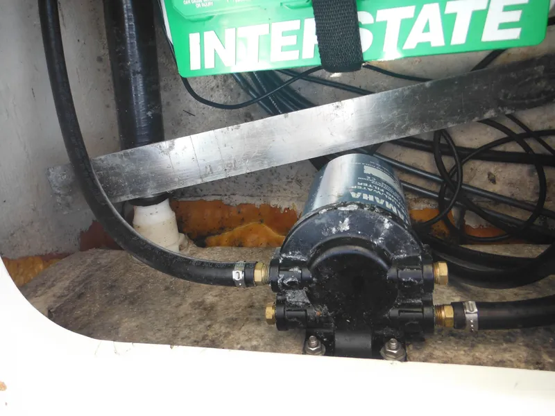 Slide: The Image of Battery and pump system inside a 2004 Sea Hunt 202 TRITON boat. - 32