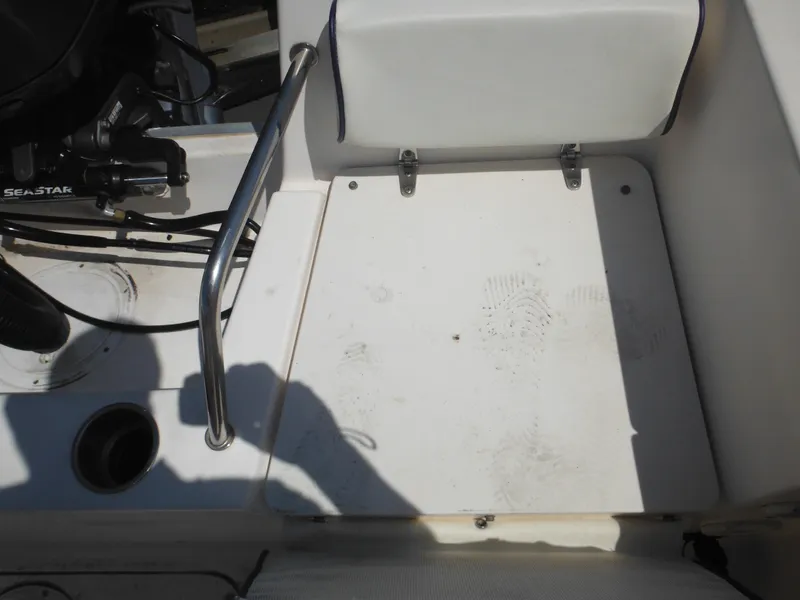 Slide: The Image of 2004 Sea Hunt 202 TRITON boat interior with seat and footmarks. - 33