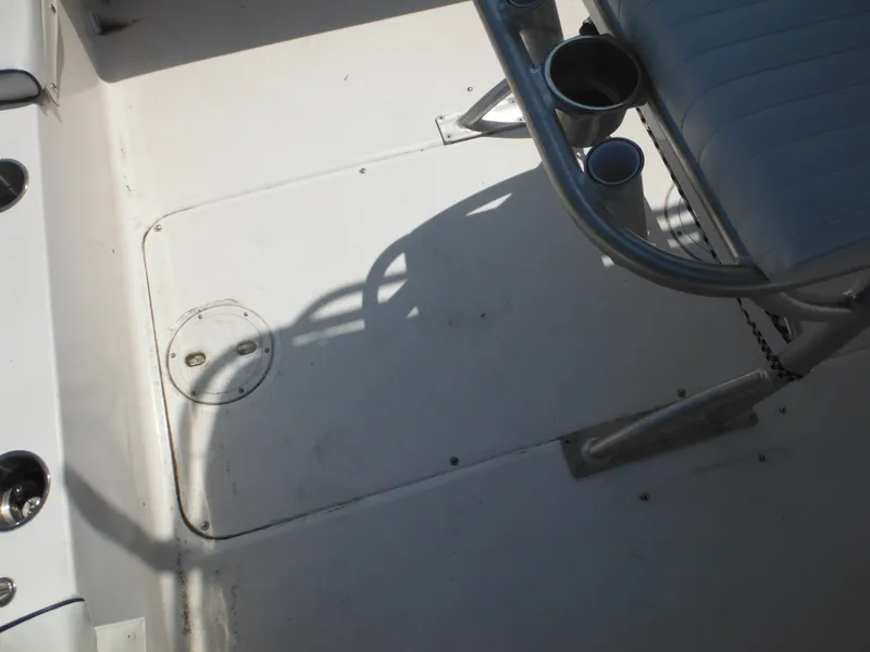 Slide: The Image of 2004 Sea Hunt 202 TRITON boat deck with seating and cup holders. - 36