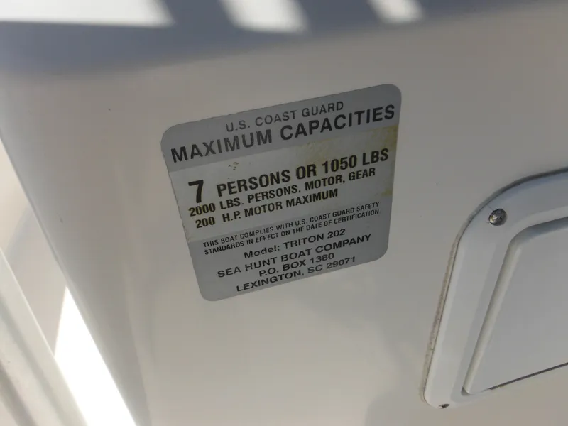 Slide: The Image of 2004 Sea Hunt 202 TRITON capacity label, 7 persons or 1050 lbs, 200 HP motor max. - 48