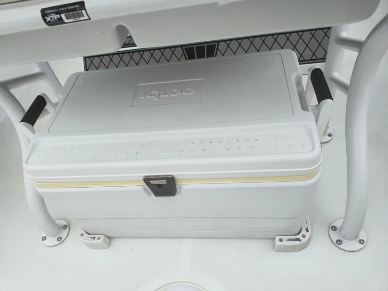 Slide: The Image of White Igloo cooler on a 2020 Wellcraft 222 Fisherman boat deck. - 17