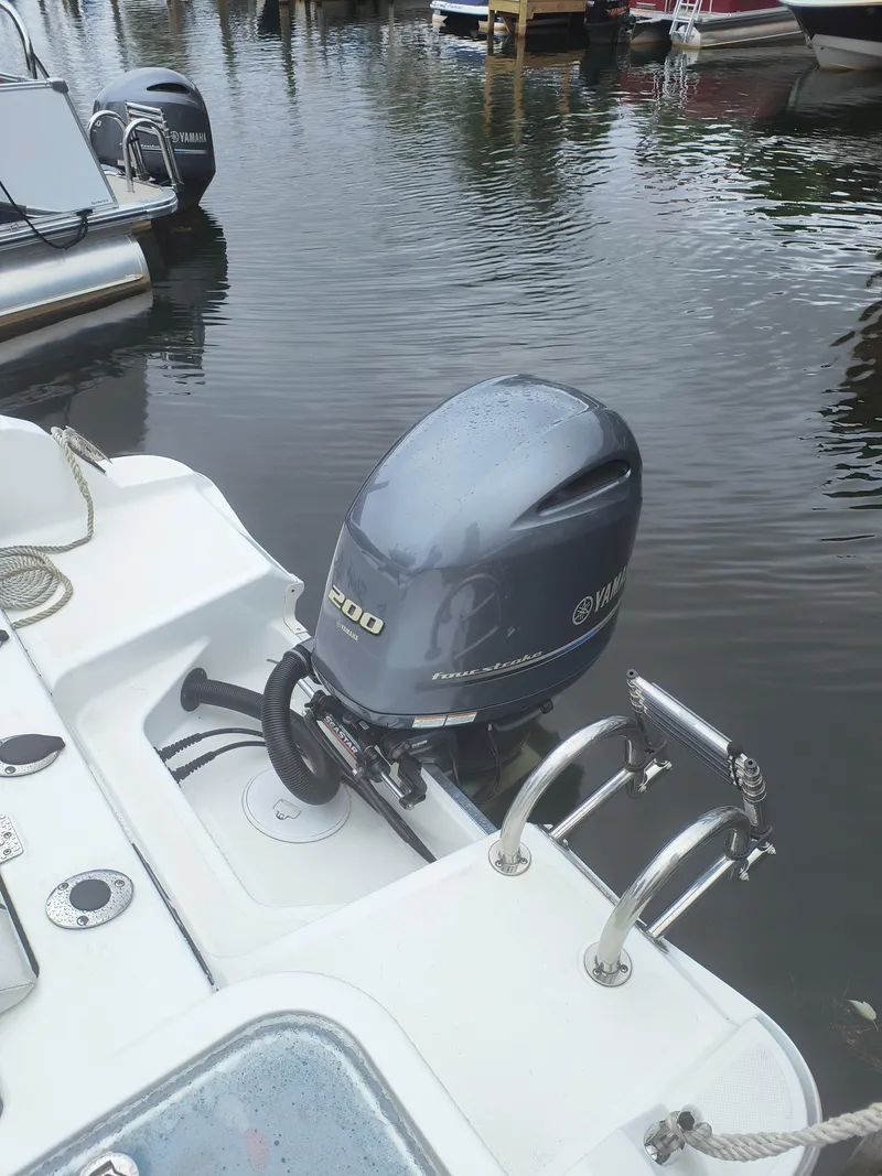 Slide: The Image of 2020 Wellcraft 222 Fisherman boat with Yamaha 200 outboard motor at dock. - 25