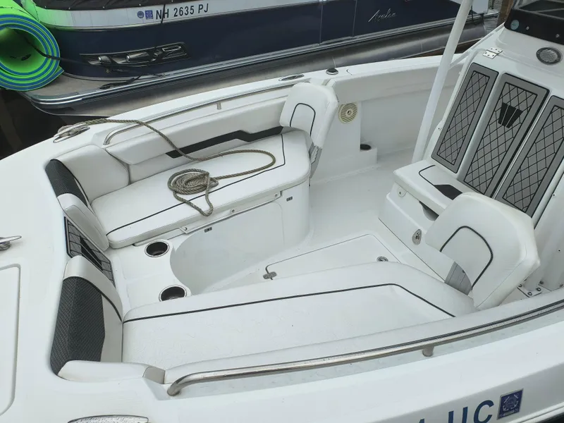 Slide: The Image of 2020 Wellcraft 222 Fisherman boat interior with white seating and cup holders. - 4
