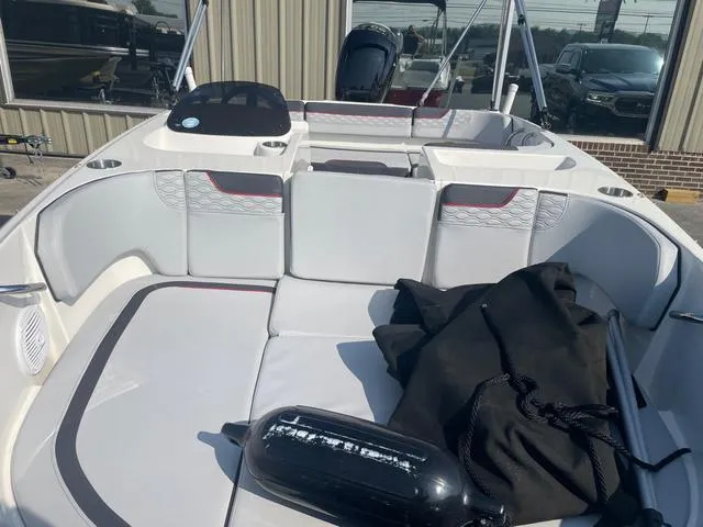 Slide: The Image of Bayliner Element M17 2023 - 8