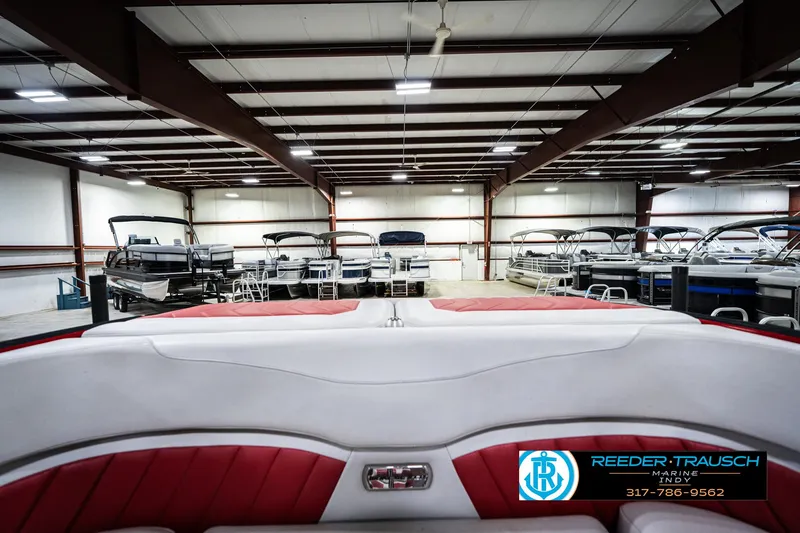 Slide: The Image of Indoor view of 2017 Malibu Wakesetter 25 LSV in a boat showroom. - 38