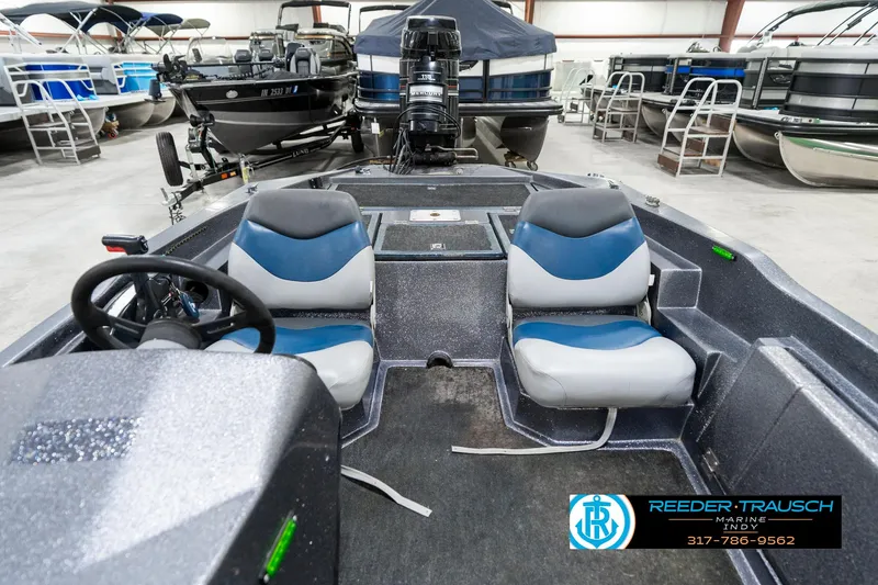 Slide: The Image of Interior of a 1986 Phantom Panther boat with dual seats in a showroom. - 18
