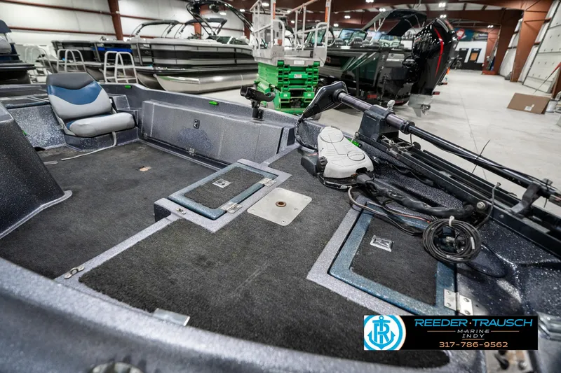 Slide: The Image of 1986 Phantom Panther boat interior with fishing equipment in a showroom. - 21