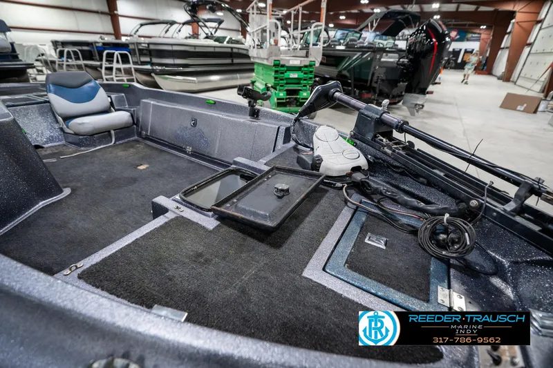 Slide: The Image of 1986 Phantom Panther boat interior with fishing equipment in a showroom. - 22