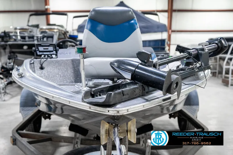 Slide: The Image of 1986 Phantom Panther boat with trolling motor in a showroom. - 3