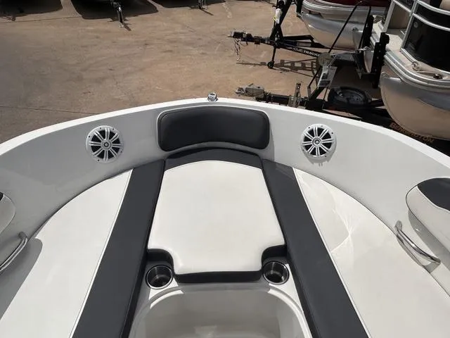 Slide: The Image of Bayliner VR6 Bowrider 2021 - 10