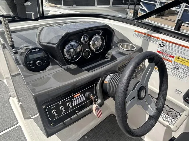 Slide: The Image of Bayliner VR6 Bowrider 2021 - 14