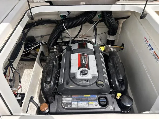 Slide: The Image of Bayliner VR6 Bowrider 2021 - 15