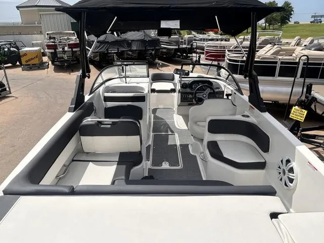 Slide: The Image of Bayliner VR6 Bowrider 2021 - 7