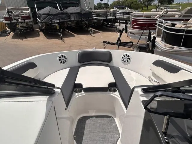 Slide: The Image of Bayliner VR6 Bowrider 2021 - 9