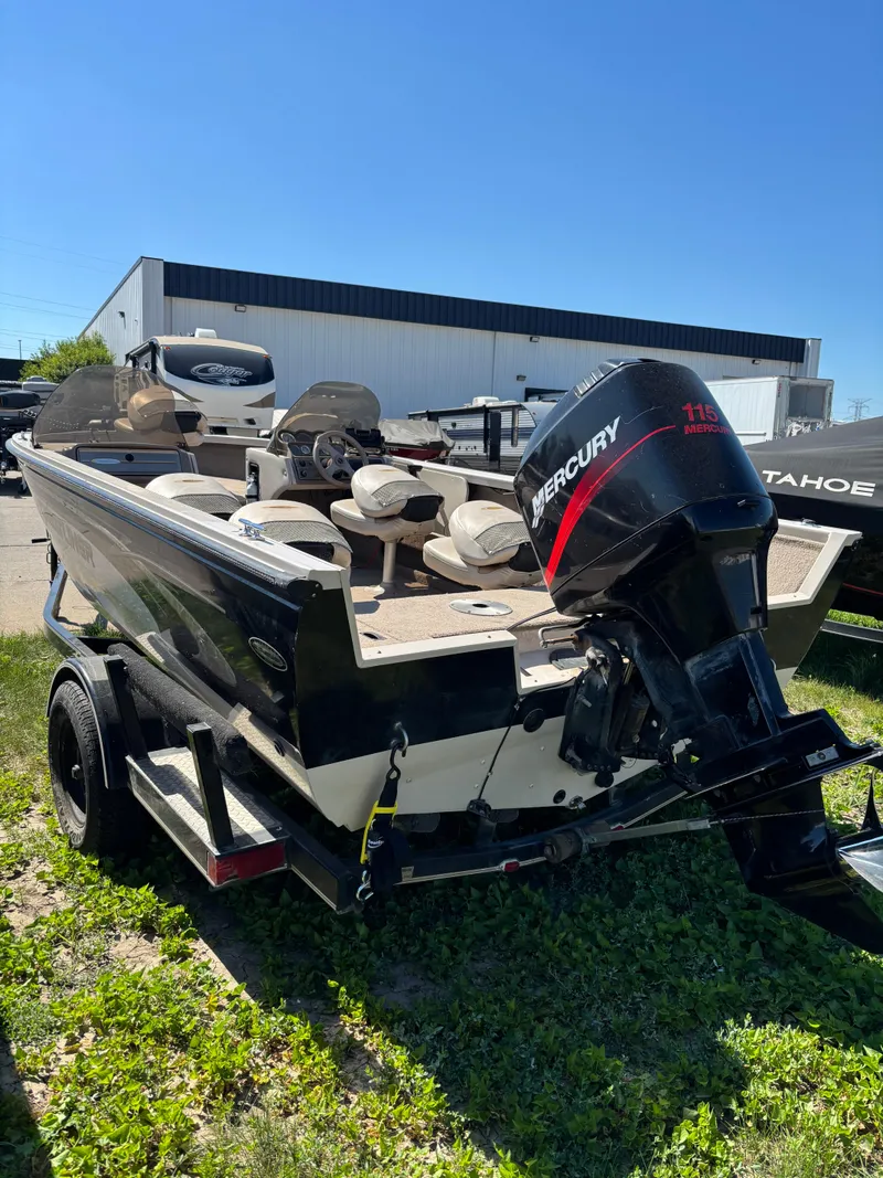 Slide: The Image of Crestliner 1700 Superhawk 2000 - 3