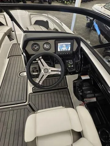 Slide: The Image of Yamaha 212 Limited 2018 - 7