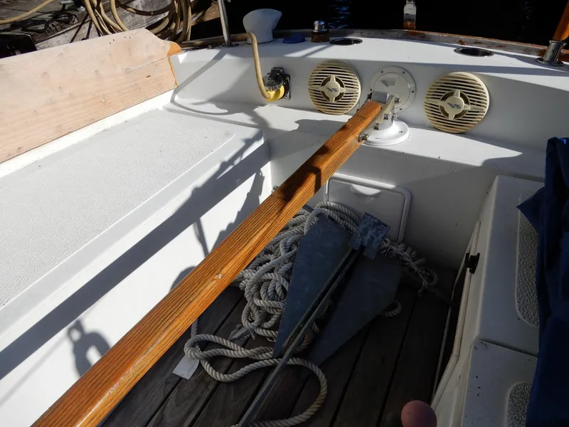 Slide: The Image of Islander 30 MK II - Tiller - 10