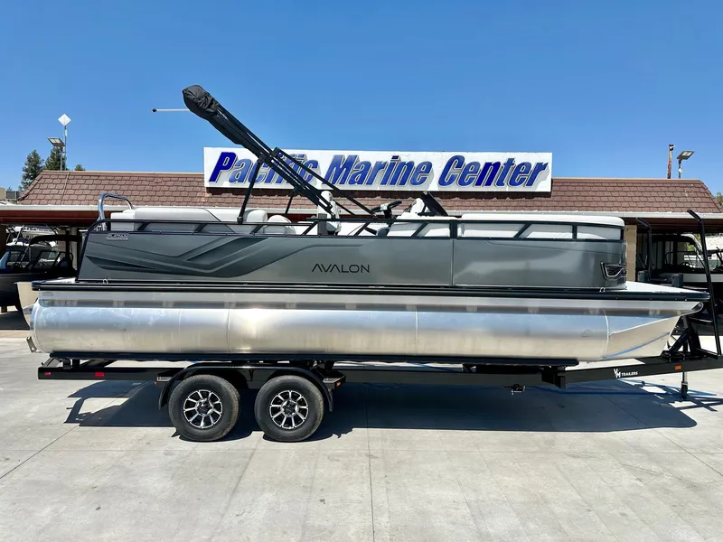 The Image of Avalon Venture 85 - 23 FT Elite Windshield w/ 150HP Mercury 2025 - 1