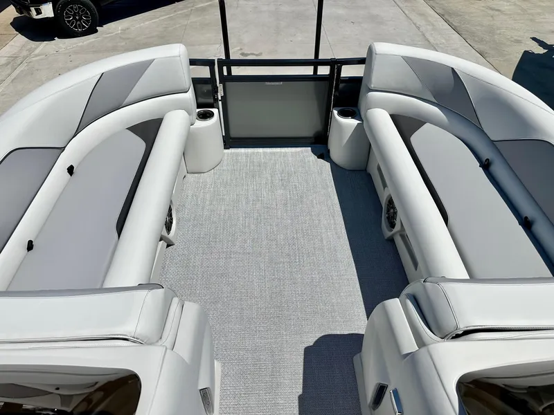 Slide: The Image of Avalon Venture 85 - 23 FT Elite Windshield w/ 150HP Mercury 2025 - 10