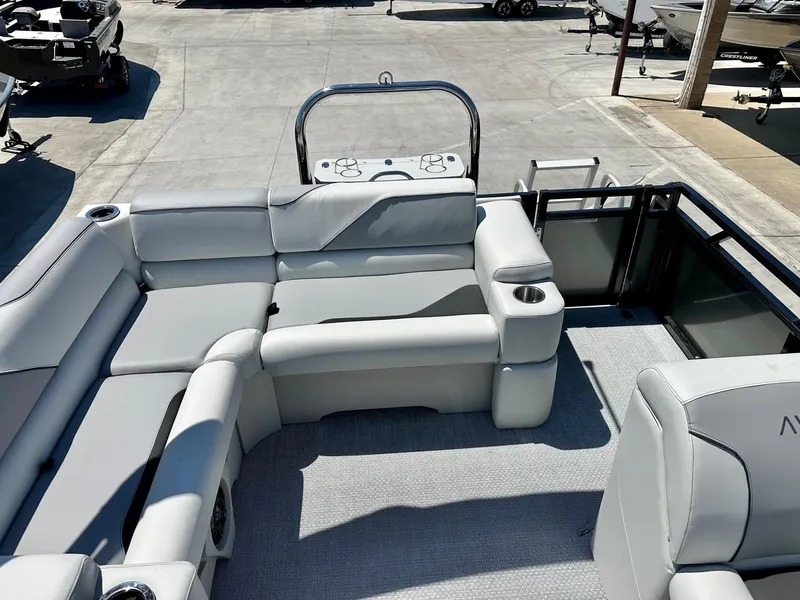 Slide: The Image of Avalon Venture 85 - 23 FT Elite Windshield w/ 150HP Mercury 2025 - 11