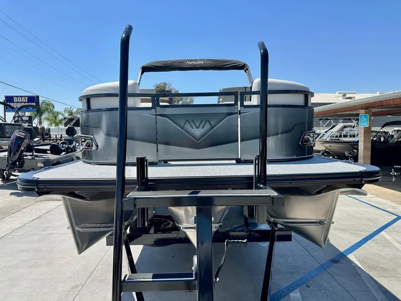 Slide: The Image of Avalon Venture 85 - 23 FT Elite Windshield w/ 150HP Mercury 2025 - 3