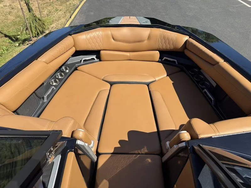 Slide: The Image of Malibu M240 2020 - 10