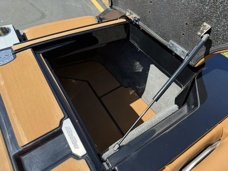 Slide: The Image of Malibu M240 2020 - 12