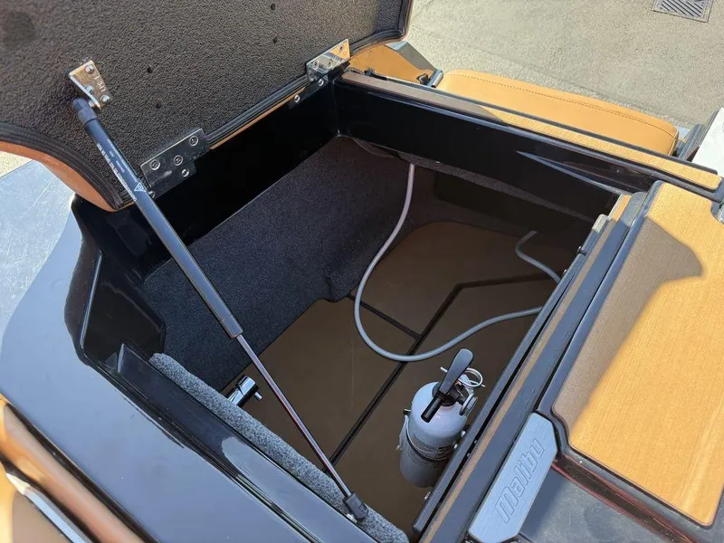 Slide: The Image of Malibu M240 2020 - 13