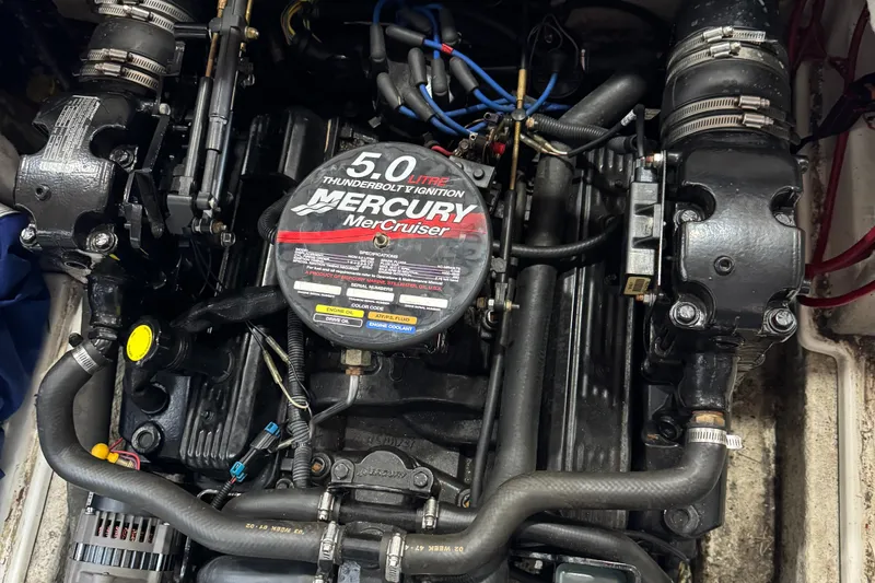 Slide: The Image of Engine of 2004 Maxum 2100 SC boat with Mercury MerCruiser 5.0L V8. - 11